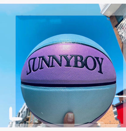 Baloncesto sonriente de camaleón